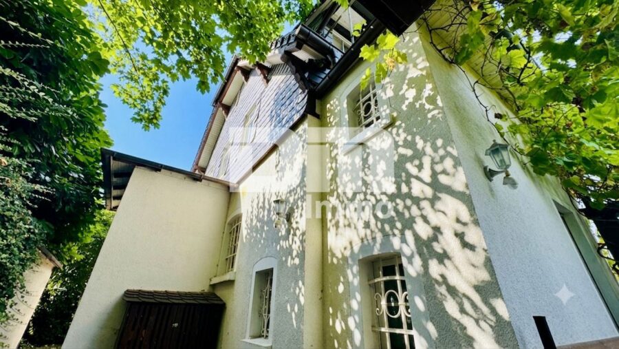 Sanierter Wohntraum mit Garten / Terrasse und 2 Garagen + vielen Extras - Seitenansicht